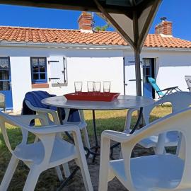 Maison vendéenne avec jardin clos, plage à 700m, animaux admis - 4 pers - FR-1-540-308