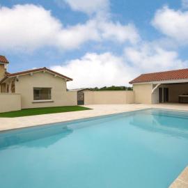 Gîte moderne avec piscine partagée et terrasse ombragée, hotel in Chalain-le-Comtal