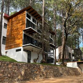 Hermosa cabaña en el bosque
