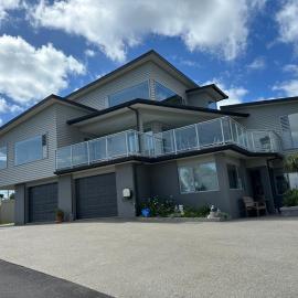 Luxury retreat overlooking Manly Beach, Hotel in Whangaparaoa
