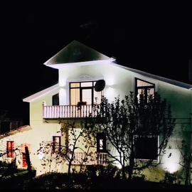 Vila Bashllari, hotel u gradu Zvarisht