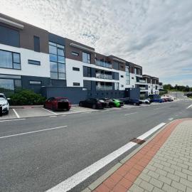 Calm Modern Studio ! 5 min to Airport ! Free Parking ! 1 min Walk to City Bus stop