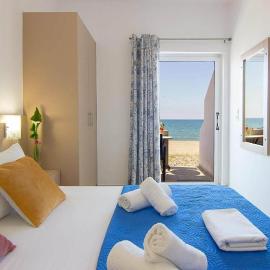 Creta Beachfront Apartment Β for 2 persons by MPS，福德勒的飯店
