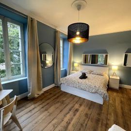 Manoir avec parc au bord du Trieux - Grand Appartement、Pontrieuxのホテル