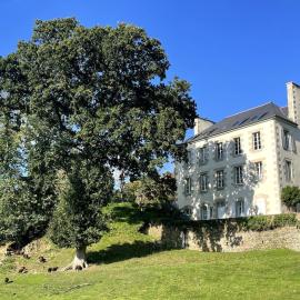 Manoir au bord du Trieux - Grand Appartement avec jardin、Pontrieuxのホテル
