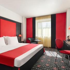 Vienna House Easy by Wyndham Bucharest Airport，奧托佩尼的飯店