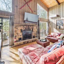 Charming Porter House in the heart of the Poconos chalet，東史特拉斯堡的飯店