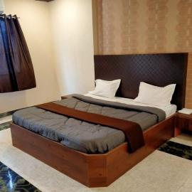 J J Lodging, hotel di Kolhapur