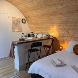 Luxurious Tiny House with HotTub, hotel u gradu Rijsenhout
