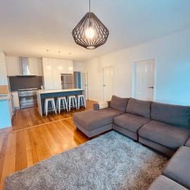 Spacious 4bdr family home away from home, hotelli kohteessa Newport