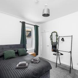 4BR 2Bathroom in Central Location with Free Parking