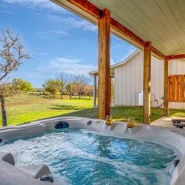 Sunflower Cottage with hot tub & VIEWS, hotel sa Comfort