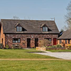 Zoe's Cottage with Alpaca's and 7 mins drive to Alton Towers، فندق في Denstone