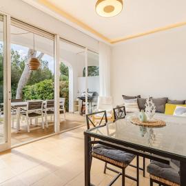 Apartamento Recién reformado con jardín en Arenal de Castell, hotel in Es Mercadal