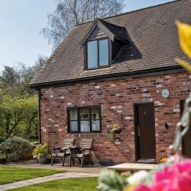 Charlie's Cottage with Alpacas and 7mins drive to Alton Towers، فندق في Denstone