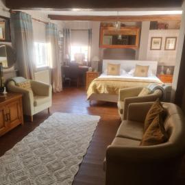 Ternhill Farm House - 5 Star Guest Accommodation with optional award winning breakfast, hotel in Market Drayton