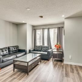 2 Mi to Waterfront: Walkable Fall River Apartment!，瀑河城的飯店