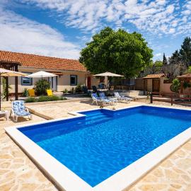 MY DALMATIA - Holiday home Burgija with private swimming pool, hotel i Benkovac