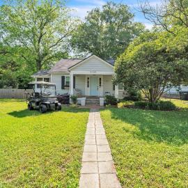 Bungalow off Floyd St in the heart of Covington bungalow，卡溫頓的飯店