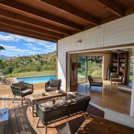 Peaceful house in nature, with views of rolling hills: Bourail şehrinde bir otel