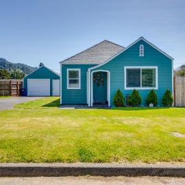 Walk to Gold Beach: Charming Cottage w/ Yard!