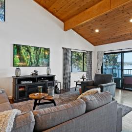 Lakefront, Private dock, ensuite-unit, King bed, Free EV charger, Boat Friendly