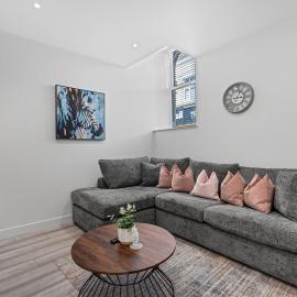 Stylish Haven - 2 min from Station - Free Parking - Courtyard