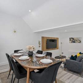 Luxe Haven - 2 min from Station - Free Parking - Courtyard