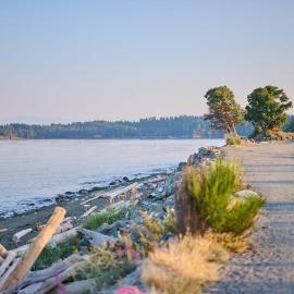 Victoria's Family Oceanside Retreat, brand new 2br basement, hotel in Colwood