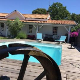 Viesnīca Location pour 4 personnes avec piscine pilsētā Pesaka