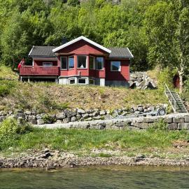 Cabin by Lenefjorden, 50hp Boat and bed linen included, hotel u gradu Lingdal