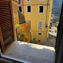 Rêve de Vacances Insolite Palais Lascaris Vue Montagne et Village Médiéval، فندق في Castellar