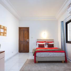 Logement paisible au cœur de Dakar, chambre avec bureau et salle de bain dans un appartement partagé