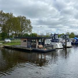Hotelkamer op water Houseboat Wetterhûske Friesland, hotel a Suameer
