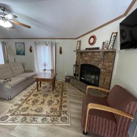 All Season Fun and Cozy Home in Island Falls, ME, hotel in Dyer Brook