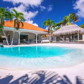 Spacious villa, large swimming pool, beach & lounge, hotel in Le François