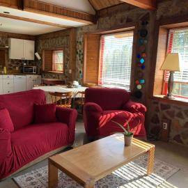 Entire Cordwood House 5 minutes south of town, hotel di Golden