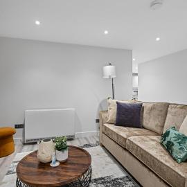 Urban Haven - 2 min from Station - Free Parking - Courtyard
