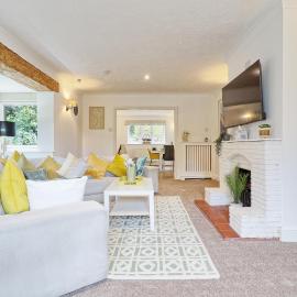 Elegant 4-Bedroom Family Retreat with Garden, BBQ & Parking in Epping, hotel en Epping