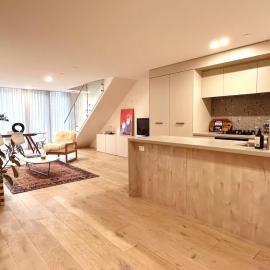 Spacious 2 Bed Room Split Level Apartment, hotel in Turner