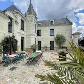 Gîte de Charme à Avoine avec Spa Privé et Jardin - FR-1-381-621, hotel a Avoine