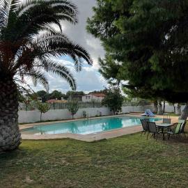 Silver Apartment with Swimming Pool, hotel v destinácii Rafina