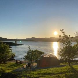 Kleppa Gard & Glamping, hotel Hjelmelandban