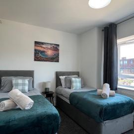 New Build-Free Parking-EV charging-3 Bedrooms-3 showers, hotel in Cheshunt