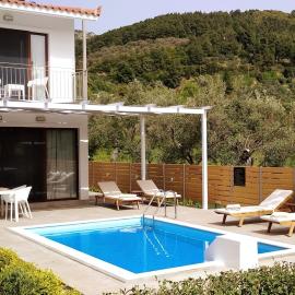 Penelope - Private Pool Villa near stafilos beach, hótel í Stafylos