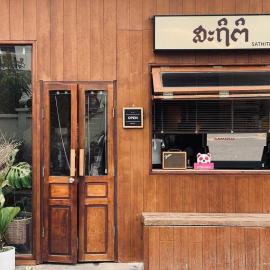 Sathiti Cafe & Bed, 100 mt from Sihom Night Market, hotel en Vientián