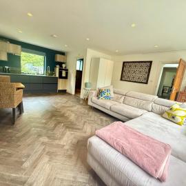 Studio with kitchen nestled lovely wooded cul du sac