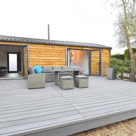 Cheerful 1BD Cottage with Parking Nr Guildford