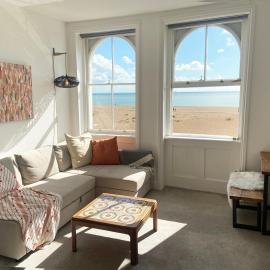 Spacious 2BD Flat with Stunning Views Folkestone, Hotel in Folkestone