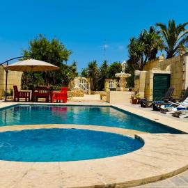 See You Mystic Flowers & Private Pool, hotelli kohteessa Għarb